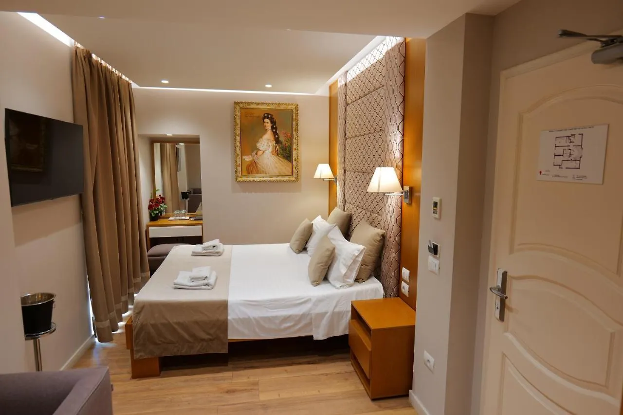 Hotel Queen Selitë e Vogël 4*,