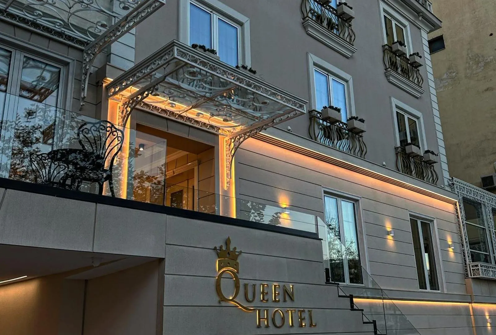 Hotel Queen contacts