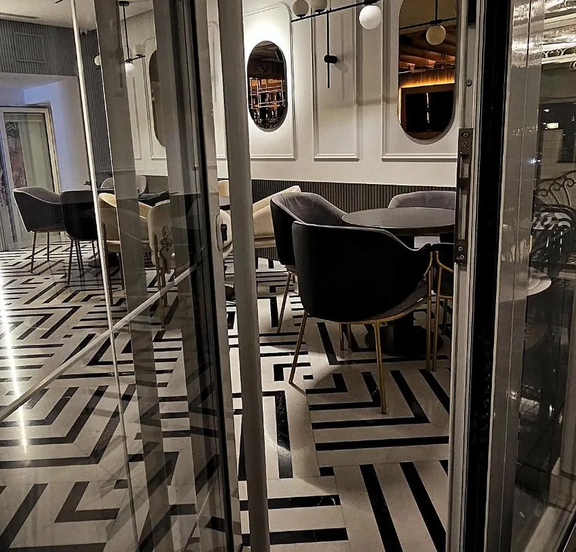 ****  Hotel Queen Albania