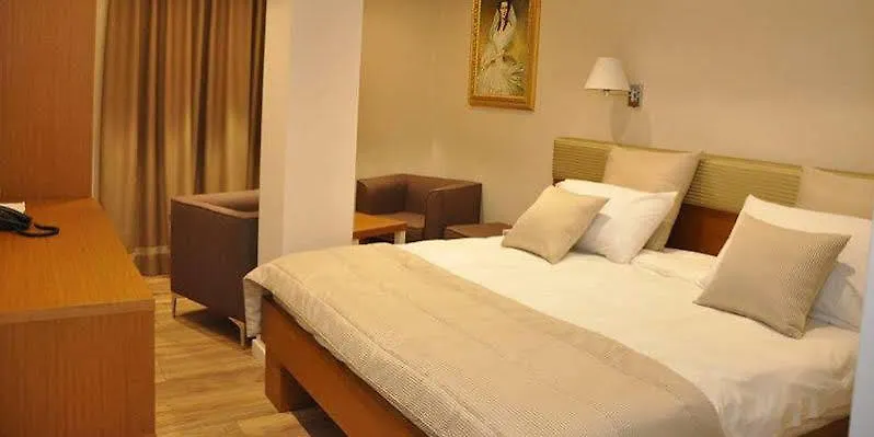 Hotel Queen 4*, Selita e Vogel Albania